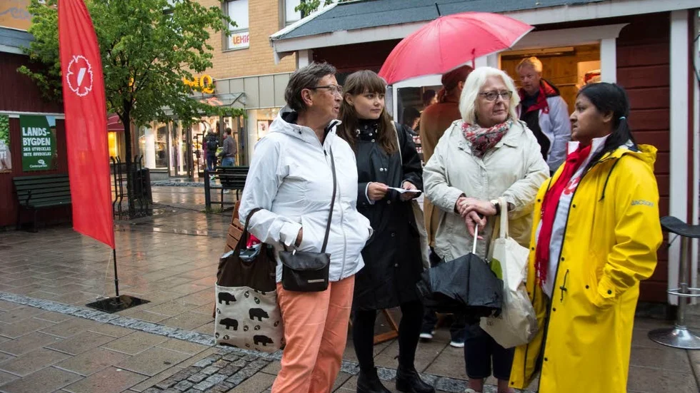 Eva Engman, Kvinnojouren Iris, Emelie Skeppar, Tjejjouren i Luleå och Mildred Hedberg, ordförande för Kvinno- och tjejjourer i Norrbotten ställde frågor till politiker i valstugorna på fredagen. Här utanför vänsterpartiets valstuga med Nina Backgård (V).