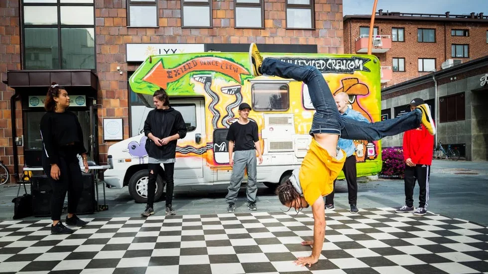 I den iögonfallande Dansbussen har Exiled dance crew turnerat i Norrbotten nästan hela sommaren.