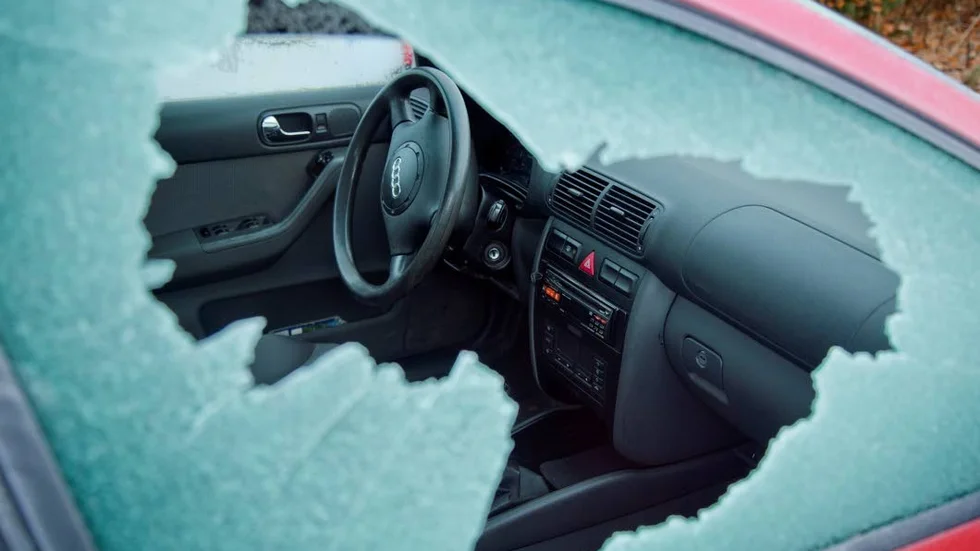 Åtminstone tre bilar har brutits in i på Bergviken i Luleå. Bilen på bilden är en arkivbild och har inget med händelsen att göra.
