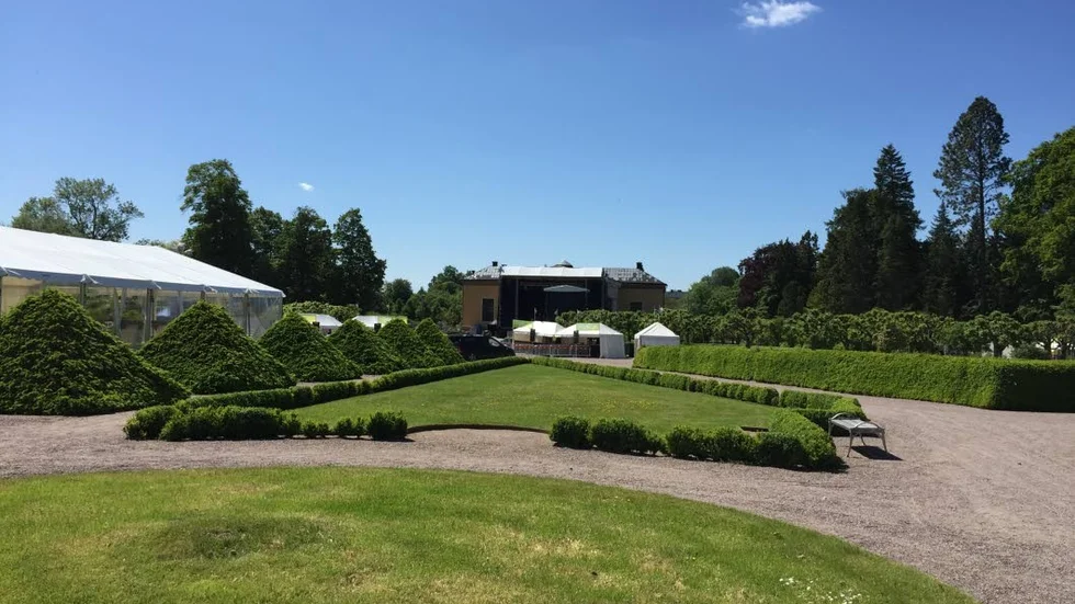 Utiskt över konsertområdet, med vip-tältet till vänster
