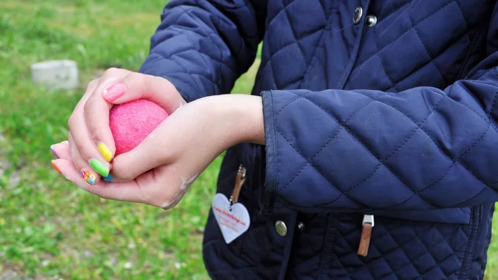 En boll tovas för att sedan bli till en vacker blomma.