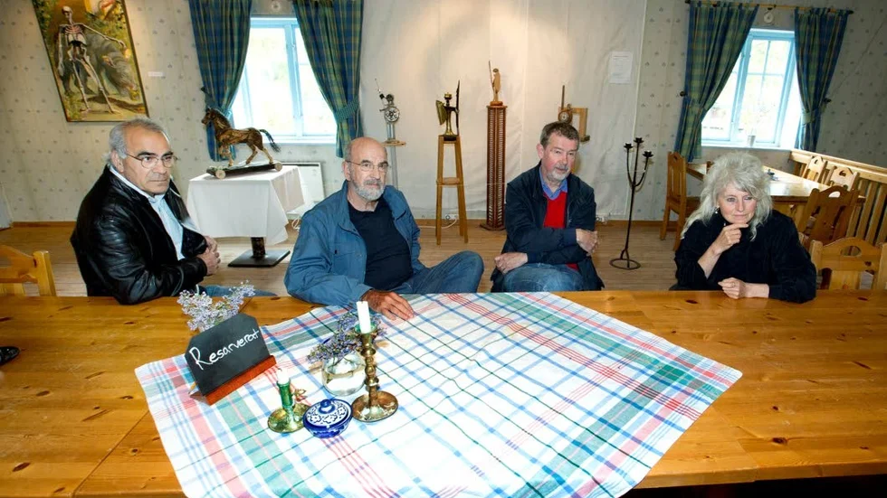 Nätverkande. Konstnärerna  Teymor Zarré, Leonardo Rosiello, Rolf Lundén och Eva Högberg är delaktiga i konstnärskollektivet Rackar Art som ställer ut vid Ulva kvarn i sommar.