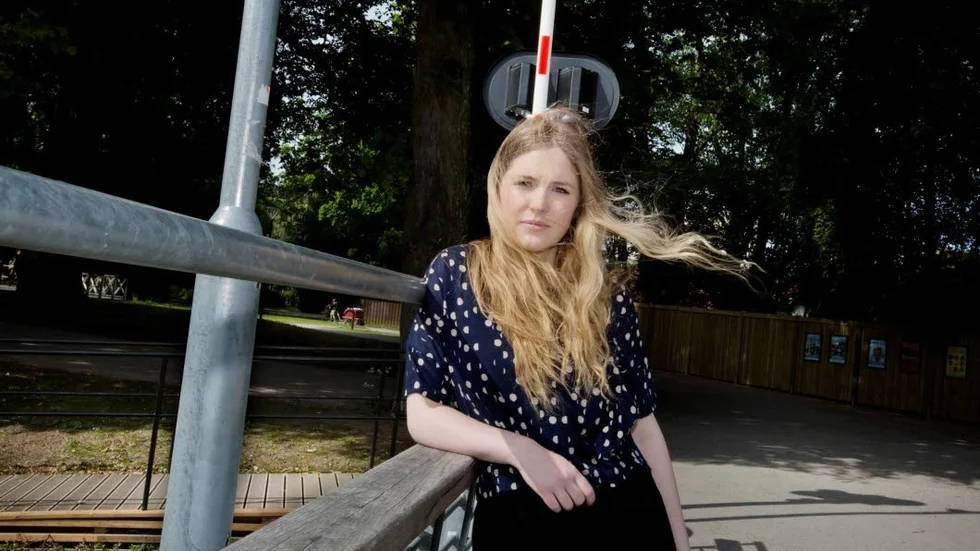 Tänk på bakgrunden. När du fotar människor, tänk då på vad som finns bakom personen. En stolpe i bakgrunden kan se ut som den växer ur personens huvud. Det här kan lätt fixas genom att ändra vinKeln en aning.