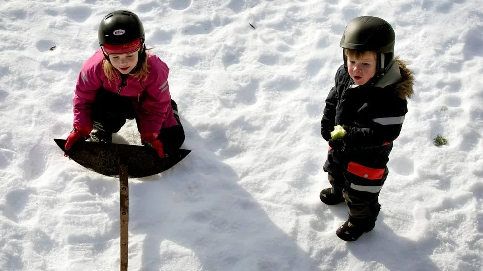 Moa och Gottfrid Dreimanis letar efter spöken, men passar även på att busa i snön utanför herrgården.