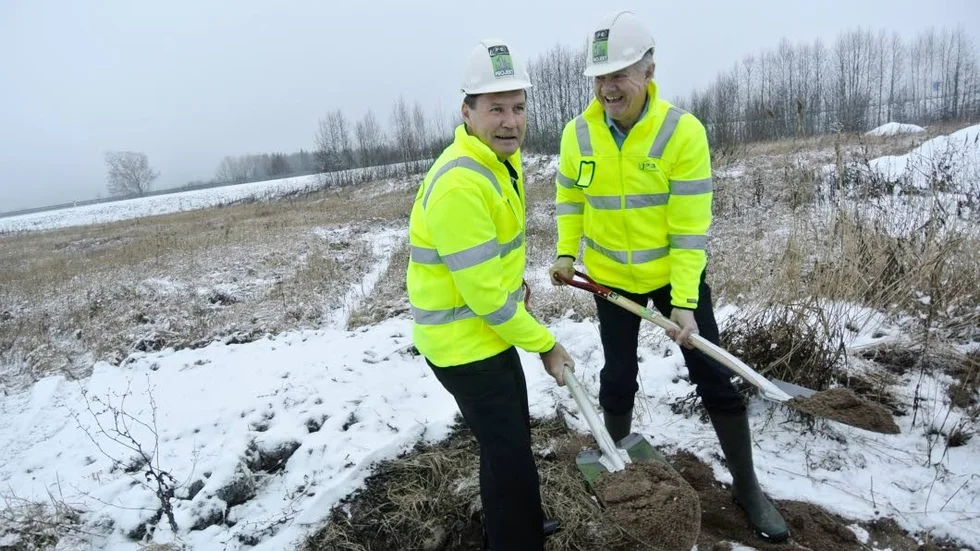 Fin julklapp. - En härlig julklapp för Tierp, sa Bengt-Olov Eriksson innan han och Rolf Falkenberg greppade varsin spade.
