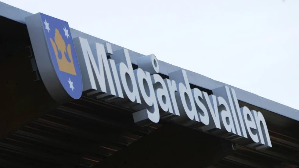Valsta Syrianska har skulder på nära 900 000 kronor varav 280 000 är till Sigtuna kommun på grund av obetalda match- och träningstider. Klubben får inte längre träna på Midgårdsvallen.