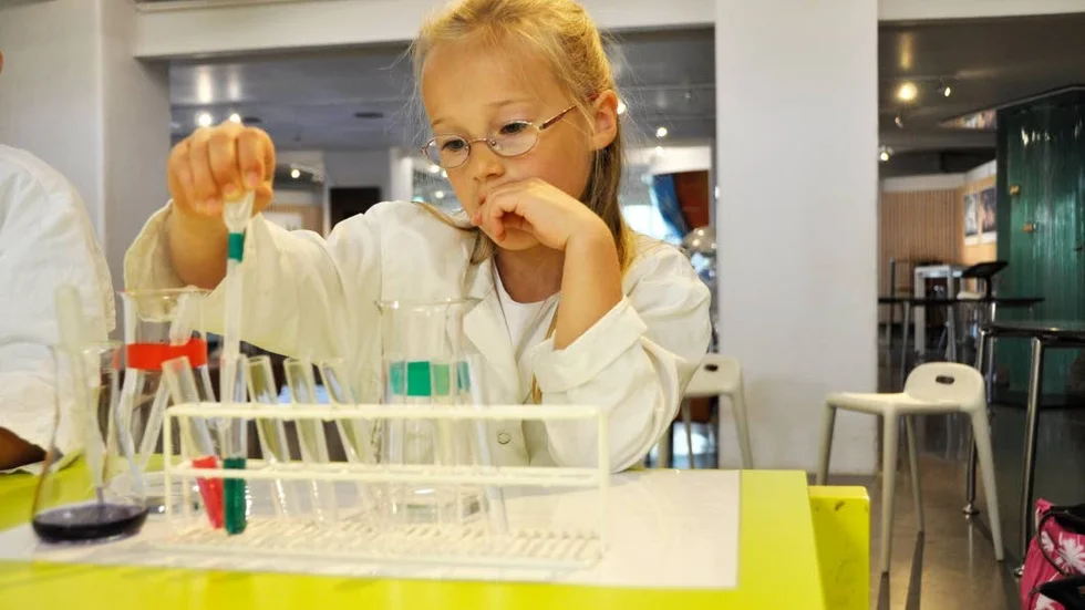 kemiElin Bohman, sex år, blandar surt och basiskt i Biotopias experimentlab.