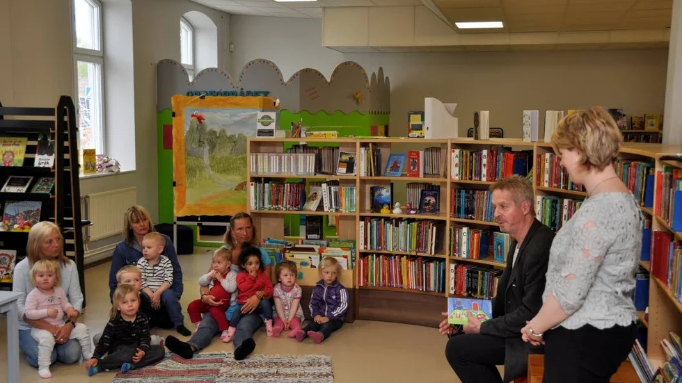 Invigning. Kenneth Gunnarsson (MP), ordförande i utskottet Barn och ungdom, invigningstalade när projektet Bok och Bad invigdes i Tierps bibliotek på fredagen. Till höger Kultur- och fritidschefen i Tierps kommun Sofia Nohrstedt.