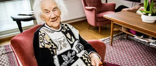 Firar födelsedag med barnbarnbarnsbarnet