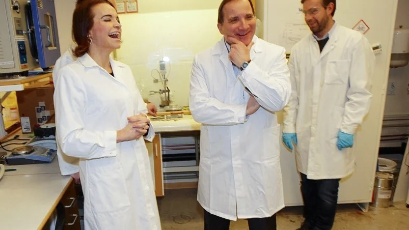 Maria Strömme, professor på Ångströmlaboratoriet, och statsminister Stefan Löfven.