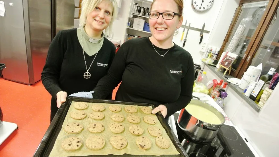 Soppkök. Diakon Carina Vindeland och församlingsvärdinna Katrin Jansson bjuder soppa och bröd att dela i kvällens gemenskap.