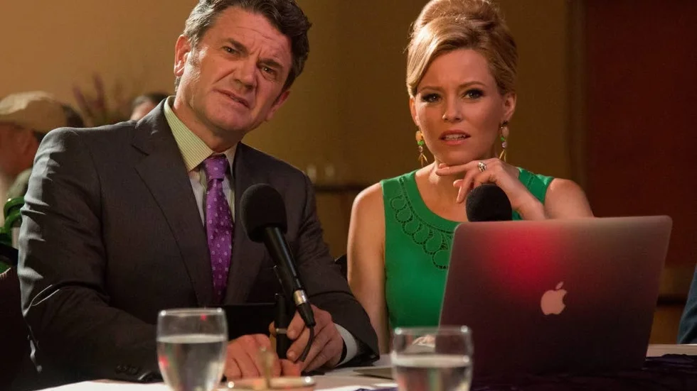 De lätt obehagliga kommentatorerna dyker upp igen i a cappella-komedin "Pitch perfect 2". Elizabeth Banks och John Michael Higgins är lika fenomenala som sist.