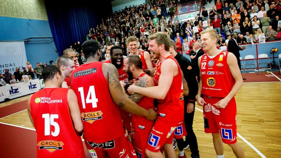 Finalklart. Uppsala Basket avslutade semifinalserien mot Borås med fyra raka segrar och firade vilt inför storpubliken i Fyrishov.