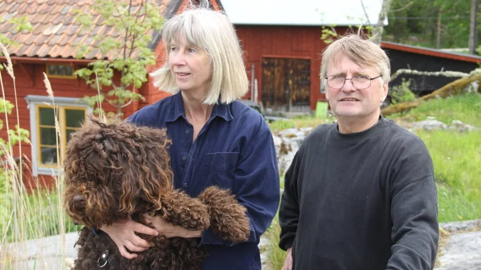 På Idö gård. Anna Karin Boode och Lennart Almlöf med hunden Leo.