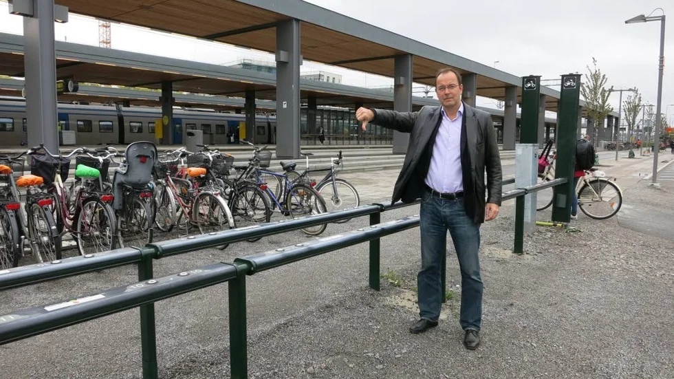 Stefan Hanna (C) gör tummen ner. Johan Lundqvist (MP) menar att han har sig själv att skylla.