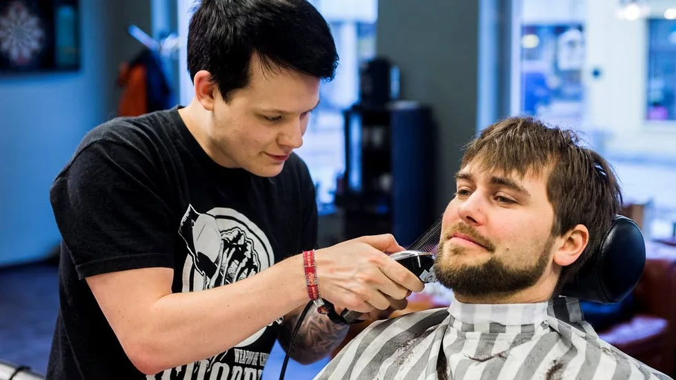 Love Amkoff får skägget fixat av Barberare Henrik Sjödin på Barber & Babes.