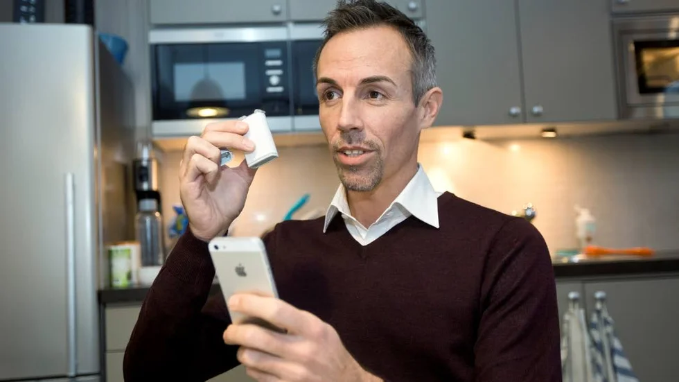 Dosa. När mobilen piper ska man blåsa i den lilla dosan. Samtidigt tar mobilen en bild på den som blåser. Om något inte stämmer går ett larm.