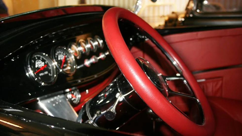 Interiören i Janne Wendelius Ford -32 Roadster är i toppskick.