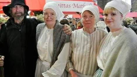 Mats Bäckman, Ann-Marie Eriksson, Gun-Britt Gunnarsson och Sofia Andersson från Jernets fångar, förstärkte den historiska inramningen.