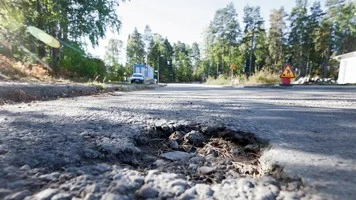 Eftersatt gatunderhÃ¥ll i Uppsala. MorkullevÃ¤gen.