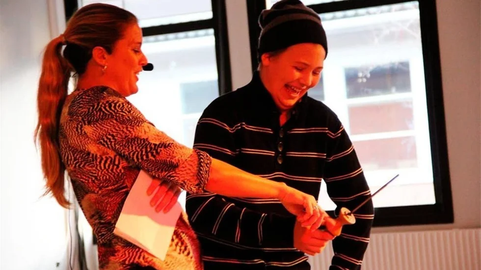 Sofi Lahyani och Daniel Carlqvist tittar på en uppfinning som gymnasieelever har gjort. Efter mycket skratt kom de fram till att det var en sak att rulla upp trädgårdsslangen på.