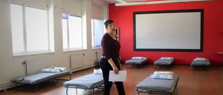 De monterade sängar åt flyktingar i gamla skolan
