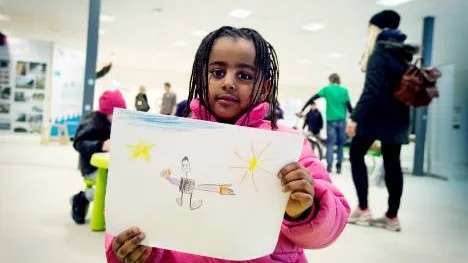 Lidia Biniam ritade sin pappa i solen på minimässan i Gottsunda centrum.