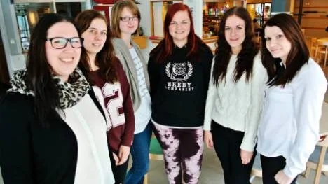 Historielärarna Suzanne Chiverton och Suana Mujkic på Högbergsskolan flankerar Caroline Engberg, Kristina Lundgren, Paula Lindberg och Jenny Vallinder, några av eleverna i den grupp som ska delta i årets toleransresa till Polen i slutet av april.