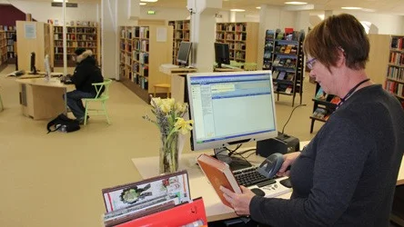Tierp 21 mars 2013. Biblioteket i Tierp. Bibliotekarien Eva Dubois Ehrengren registrerar en Ã¥terlÃ¤mnad bok.