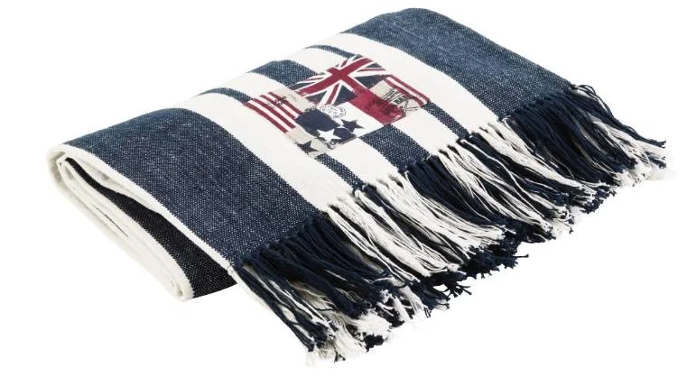 86-2890 380773 PLÄD BLÅ Blå BÄDDTEXTIL JOTEX  OLD FLAGS...  OLD FLAGS pläd Mönster som är designat av Gunilla Gunnarsson och bara finns hos Jotex. Garnfärgad pläd med fransar på 2 sidor. Kraftig tätvävd kvalité i 100% bomull. Tvätt 40°. Krympning 5%. 120x150 cm.