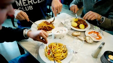 LunchlÃ¥da
nÃ¤rmast Johan Westmans skaldjurspasta
till vÃ¤nster Erik RyssÃ©ns spaghetti med kÃ¶ttfÃ¤rssÃ¥s