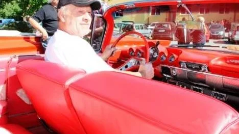 Börje Holmgren har köpt klädseln till sin Chevrolet Impala från sadelmakarskolan vid Tärnsjö Garveri.