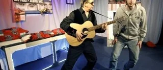Elvis Presley dyker upp ur sin låda