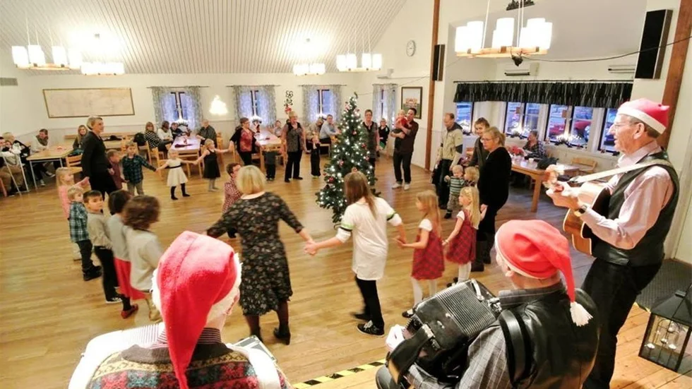 TOMTETRIO. Öregrunds spelgäng med Ola Wallin på gitarr och dragspelarna Sven Oleskär och Lennart Westerlund var julfestens tomtetrio.