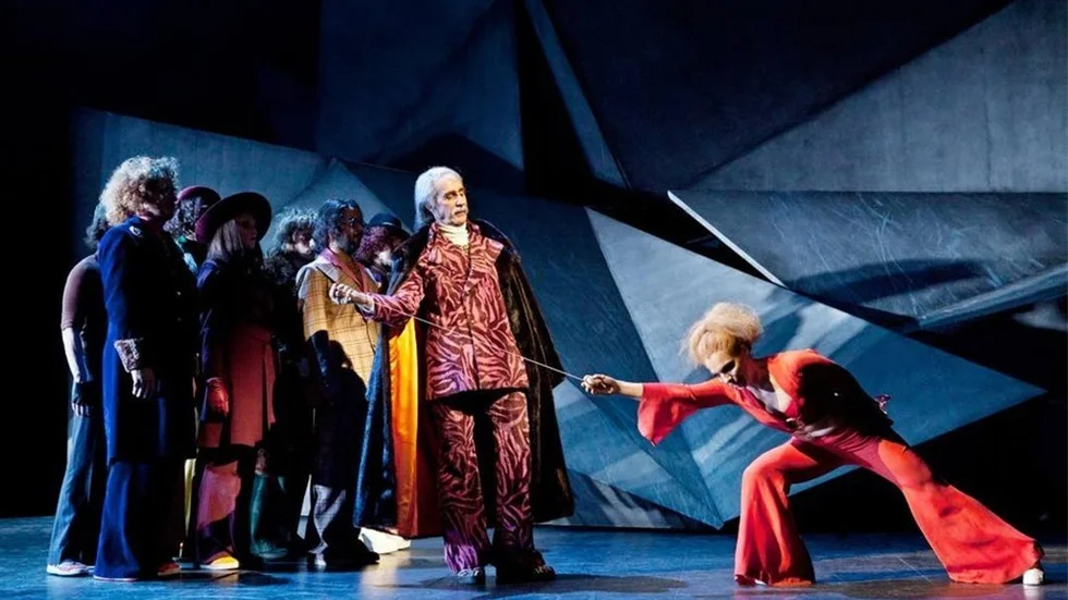 Hotfullt möte. Ulf Eklund som Duncan, Sofia Ledarp som lady Macbeth och ensemblen i Stockholms stadsteaters Macbeth.