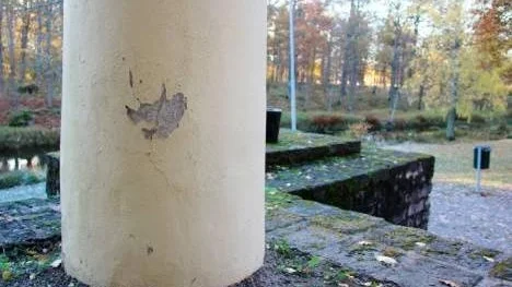 Murbruket på templet i Engelska parken vittrar sönder.