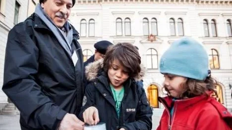 Syskonen Samuel och Aminda Rivera bidrog med pengar till insamlingen för syriska flyktingar. Vi har redan samlat mycket här i Uppsala tidigare och skickat till Syrien, säger Amil Sarsour (tv).