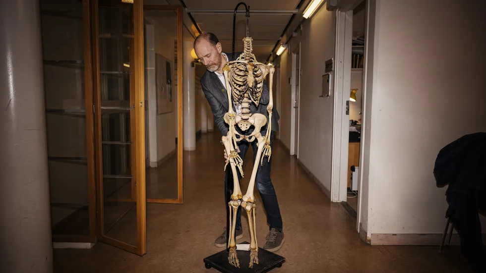 På Lundellska skolan finns ett gammalt skelett som inte längre används i undervisningen. Nu ska skelettet skänkas till Stockholms universitet. Stefan Nyhem är rektor på Lundellska skolan.