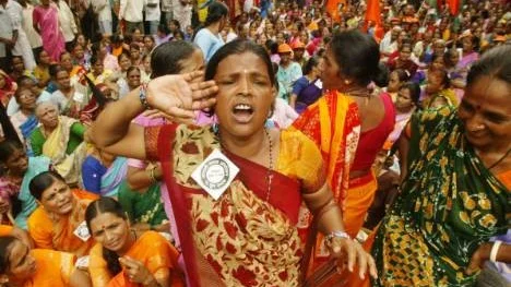 Protester i Dharavi, Bombay, en av världens största slumområden.