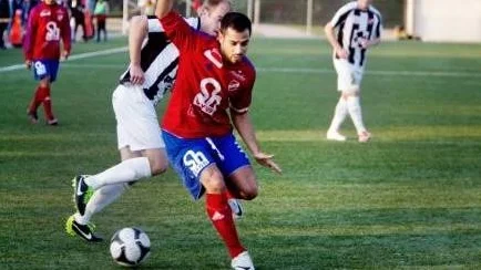 1-0 målskytten Mani Tourang med bollen.