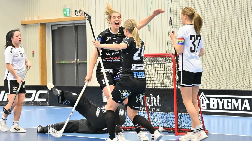 Clara Lindblom hade gjort ett hattrick efter 25 spelade minuter – och firade med ett avancemang till allsvenskan.