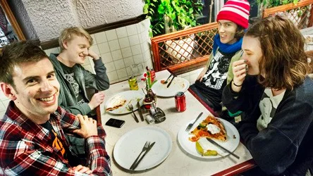 James Gardner, Oskar Adenfelt, Nisse Johansson och Maja Good åt pizza på Lilla huset.