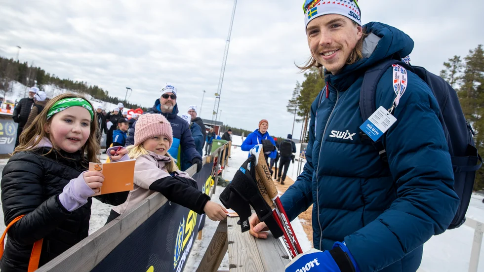 William Poromaa skriver autografer efter segern i herrarnas 30 km skidor fristil under SM-veckan i Piteå.