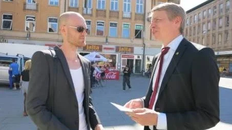 Uppsalabon Alvar Pernroth diskuterade arbetsmarknad med miljöpartiets ekonomiskpolitiske talesperson Per Bolund.