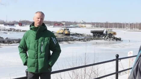 Per Lenndin från Piteå kommun ser ut över Södra hamn som till sommaren ska bjuda fri vattenspegel, om än sista biten i det stora muddringsprojektet måste skjutas fram till hösten.