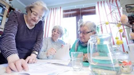 Svenska kvinnors vänsterförbund, SKV, Piteå/Munkund sågar Framtidens äldreomsorg. Delar av styrelsen, Lilian Dahlberg, Mari-Anne Kristiansen och Anna-Lisa Nilsson, anser inte att politikernas förslag ger en trygg äldrevård.