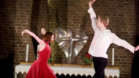 Gabriel Davidsson och Alena Shkatula visualiserade årstidernas skiftningar. Båda är mycket välmeriterade dansare.
