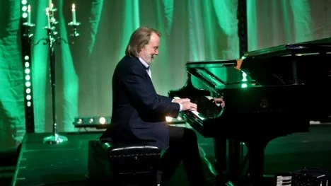 Benny Andersson vid pianot.