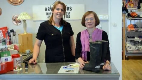 Verksamhetsansvarig Erika Andersson och frivilligarbetaren Carin Takaoka.