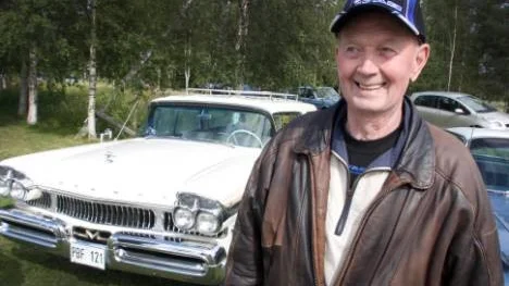 Veteranbilsfantasten Rolf Hällgren med sin Ford Mercury stationsvagn från 1957. En bil som enbart gått 5000 bil sedan den var ny.